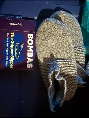NWT Women’s Bombas gripper slippers size Medium